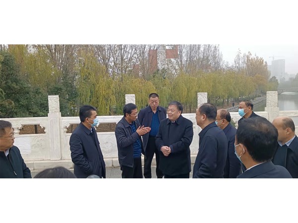 陳秀興巡視東昌湖、運(yùn)河環(huán)境治理工作